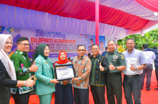 Dinkes Kampar Lakukan Kegiatan Pengukuhan Anak Asuh Stunting Melalui Dana CSR Untuk Anak Stunting .