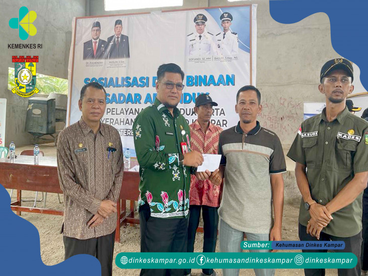 Kadiskes Serahkan 371 Kartu Indonesia Sehat (KIS) Untuk Masyarakat Desa Air Terbit Kec. Tapung