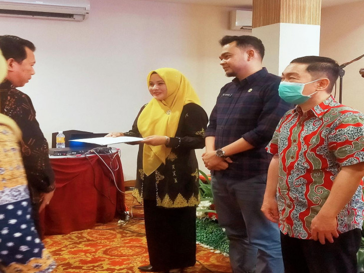 Indeks Keluarga Sehat (IKS) Meningkat Dua Puskesmas di Kampar Terima Penghargaan Dari KEMENKES