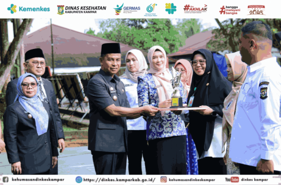 HKN ke 61 : Bupati Kampar Serahkan Penghargaan kepada Tenaga dan Fasilitas Kesehatan Berprestasi