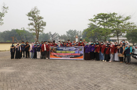 Dinkes Kampar, Polres, dan Himpunan Mahasiswa Bagikan Masker di Tengah ISPU 375