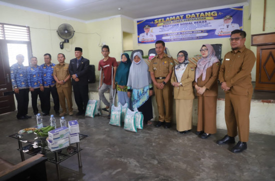 Bupati-Wabup Kampar Bersama Dinkes Turun ke Warga, Salurkan Bantuan dan Bagikan Masker